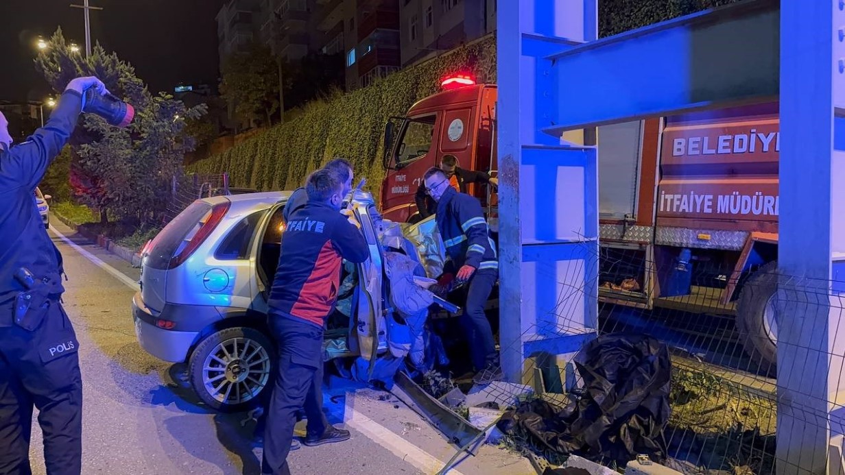 Üst geçidin ayağına çarpan otomobil hurda yığınına döndü: 2 ölü