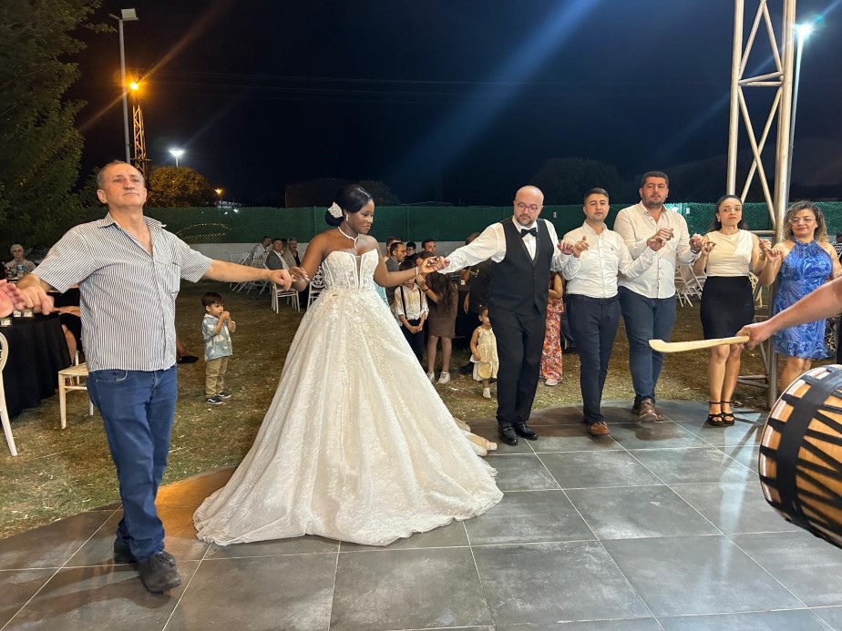 Hatay’ın Ganalı gelini Gifty, davul zurna eşliğinde gerçekleşen düğününün tadını çıkarttı