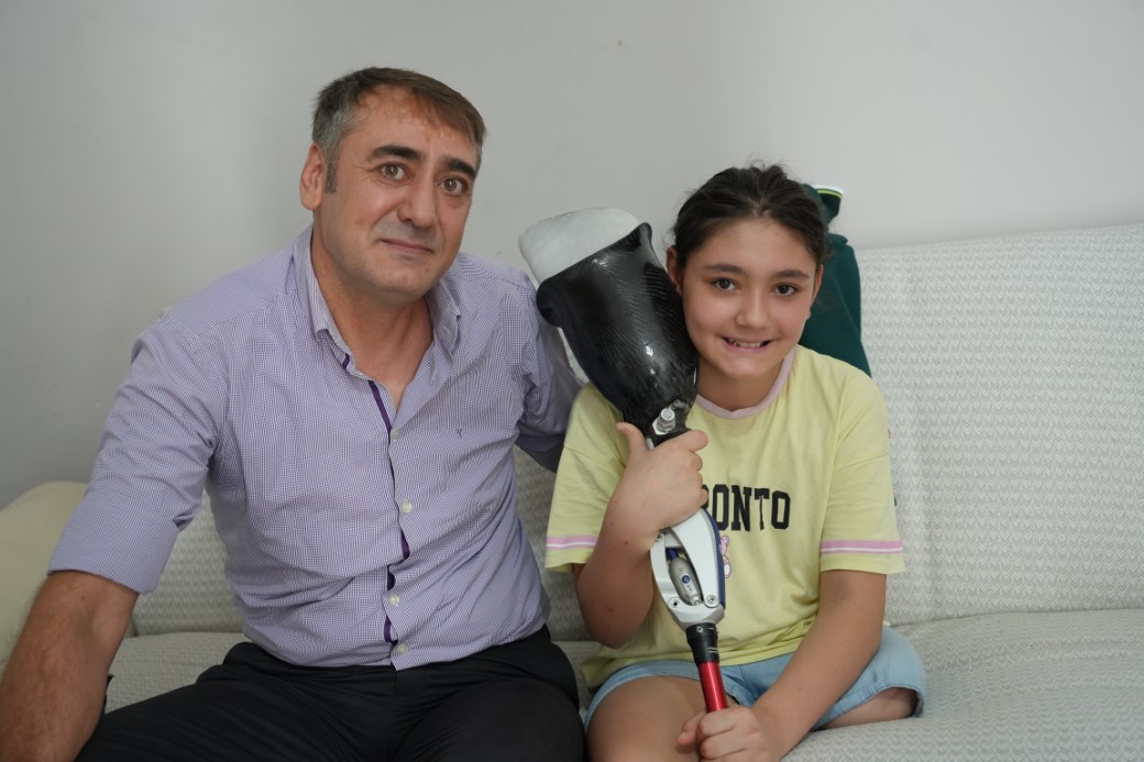 12 yaşındaki Özge yeni protezine kavuştu, okul heyecanı yeniden başladı