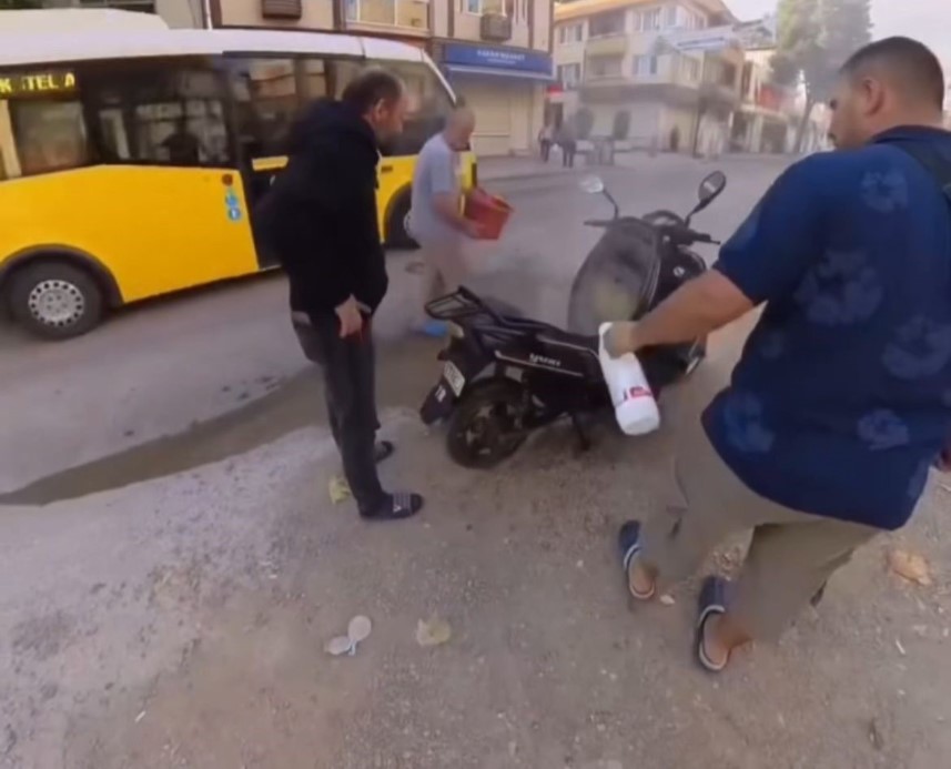 Bursa’da motosiklet alev topuna döndü, vatandaş vileda kovasıyla müdahale etti