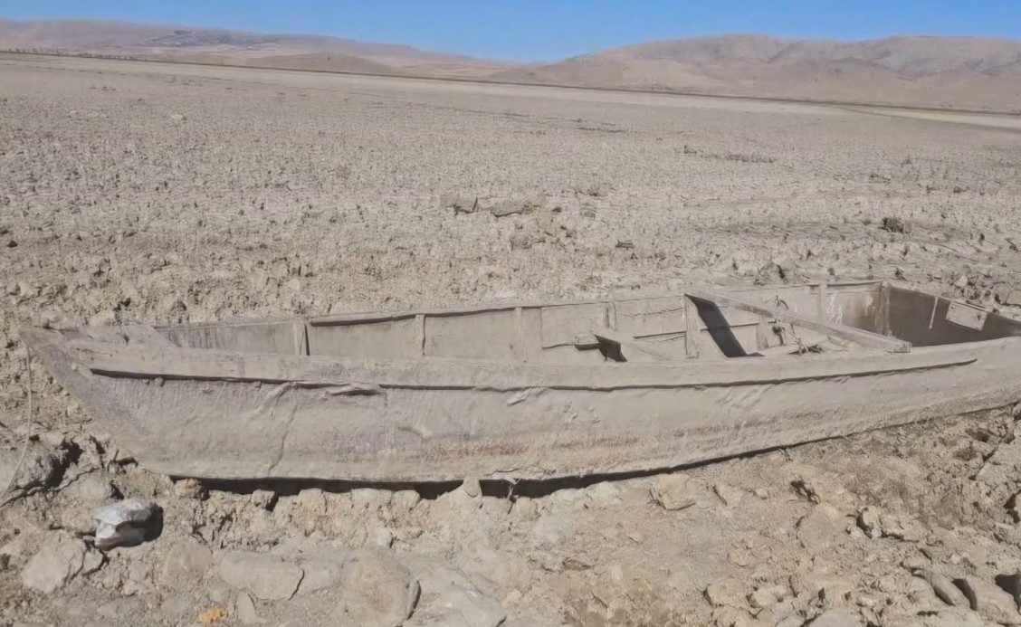 Çavuşçu Gölü kurudu, çatlamış toprağa dönüştü