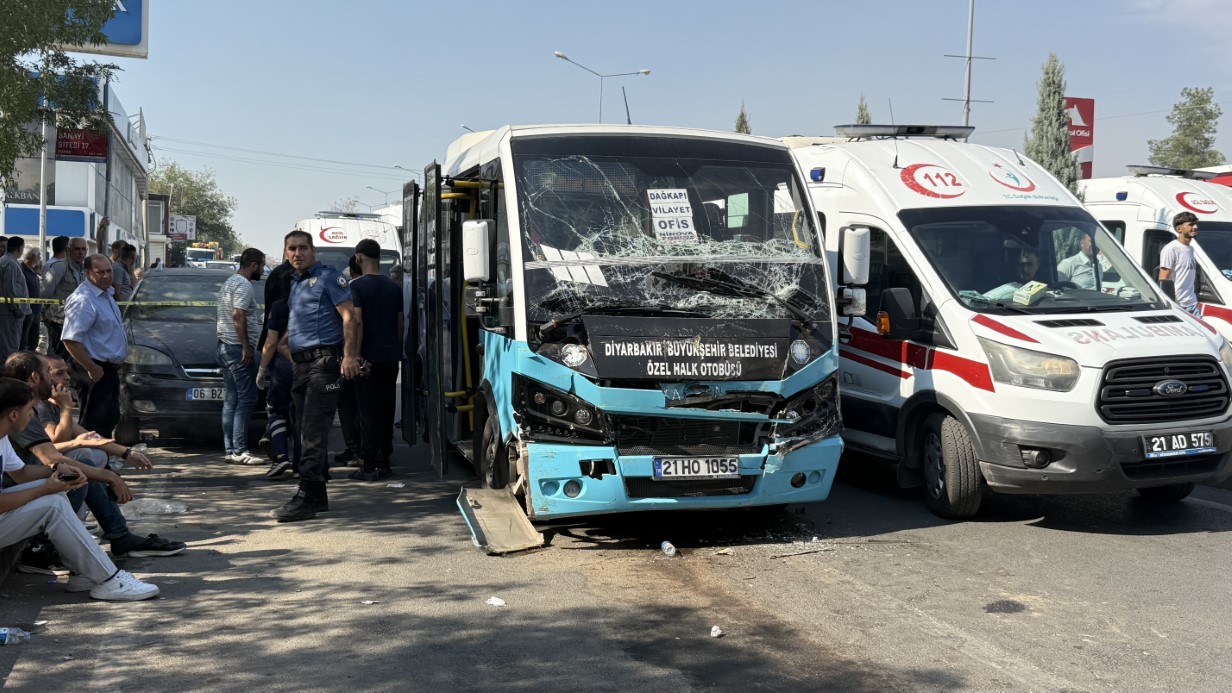Diyarbakır’da freni patlayan halk otobüsü durakta bekleyen başka otobüse çarptı: 20 yaralı