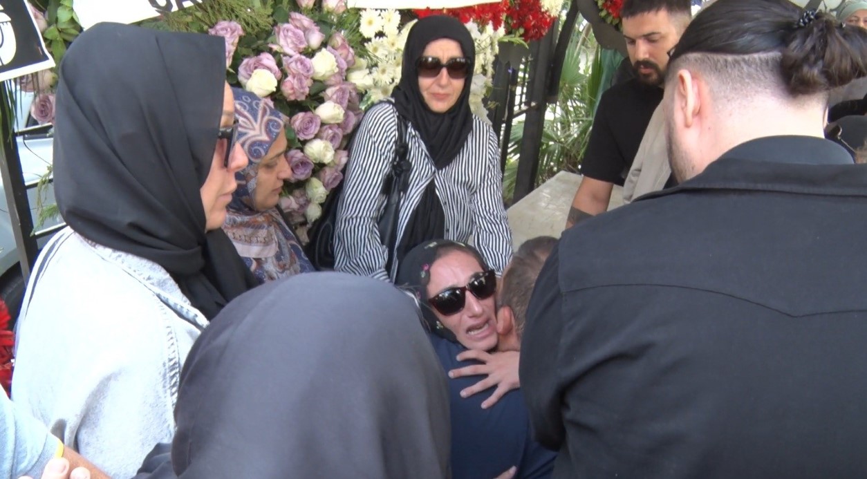 Arabesk müziğin usta ismi Güllü'nün kızı cenaze töreninde fenalık geçirdi
