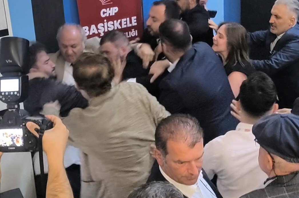 CHP kongresinde kavga: Tekme ve tokatlar havada uçuştu