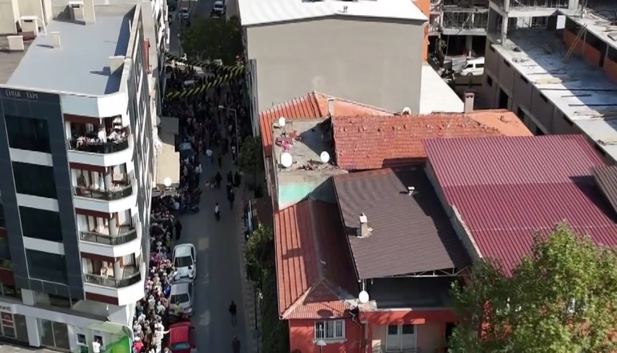 Mağaza açılışında izdiham yaşandı