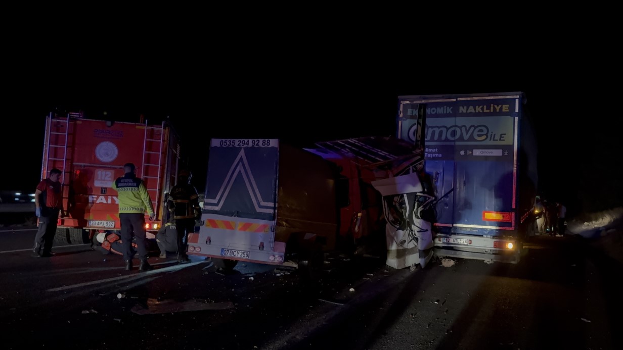 Tarım işçilerini taşıyan minibüs tıra arkadan çarptı: 3 ölü, 16 yaralı