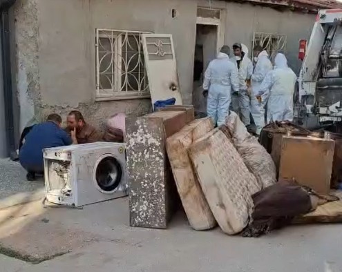 Anne ve 2 engelli oğlu yıllarca bu çöp evde yaşadı