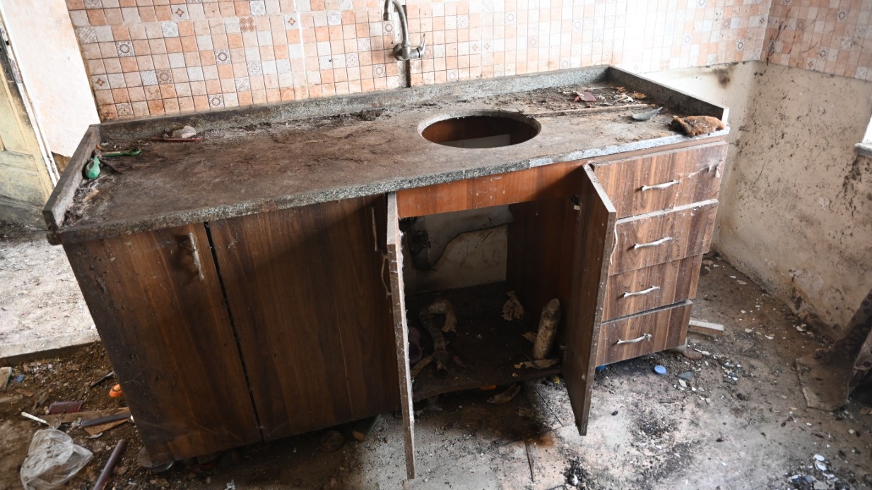 Anne ve 2 engelli oğlu yıllarca bu çöp evde yaşadı