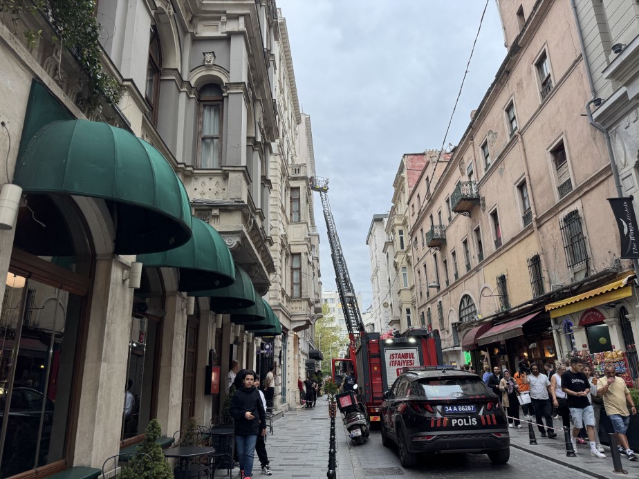 Beyoğlu’nda otelde çıkan yangın kontrol altına alındı