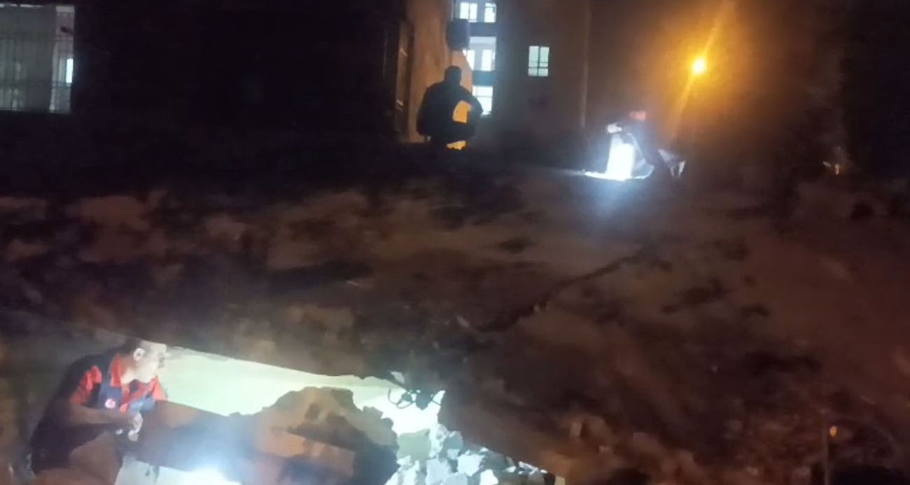 Batman’da 2 katlı bina çöktü