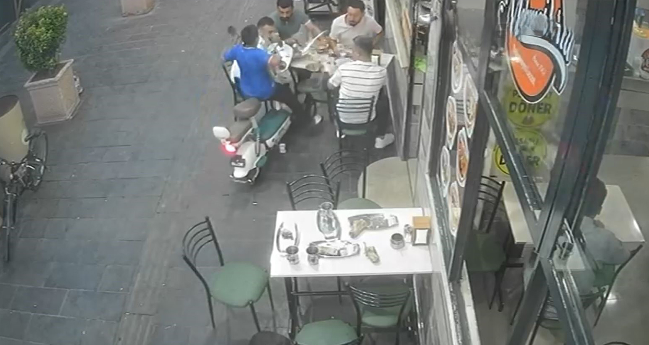 Elektrikli bisikletle yemek yiyenlerin arasına daldı