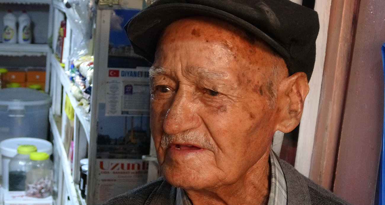 90 yaşında 50 yıldır bakkal işletiyor