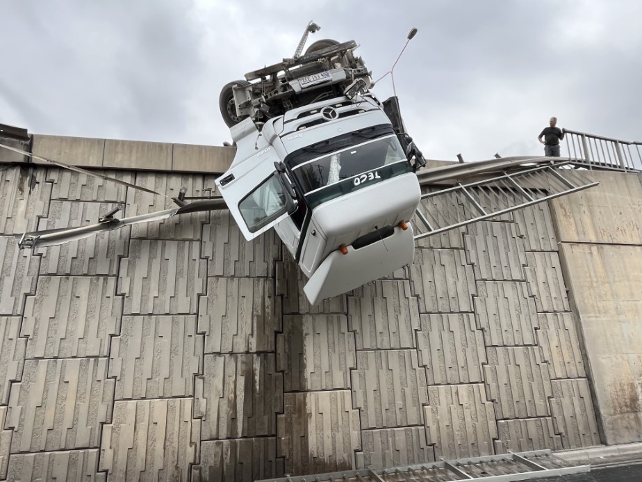 İzmir’de tır devrildi, kupası viyadükte asılı kaldı