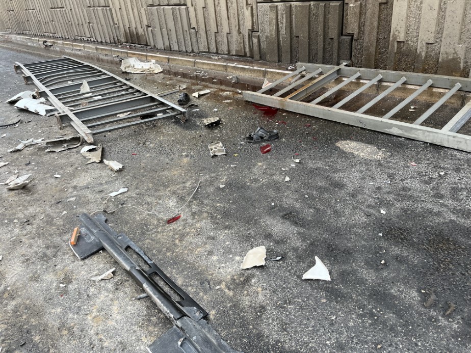 İzmir’de tır devrildi, kupası viyadükte asılı kaldı