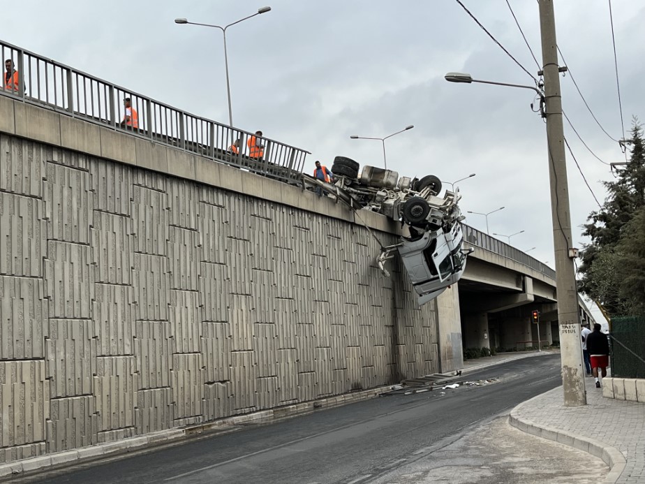 İzmir’de tır devrildi, kupası viyadükte asılı kaldı