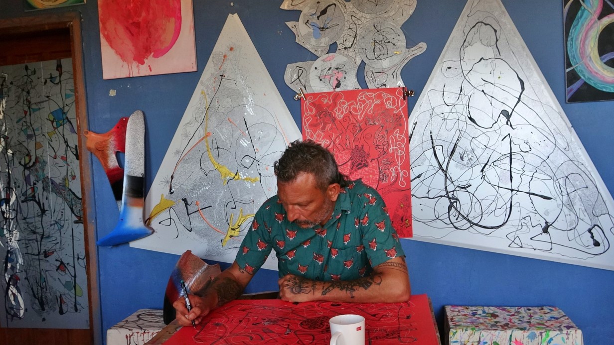 Yaptığı resimleri &ccedil;&ouml;pe atıyor, koleksiyonerleri &ccedil;&ouml;pl&uuml;k &ccedil;&ouml;pl&uuml;k dolaştırıyor