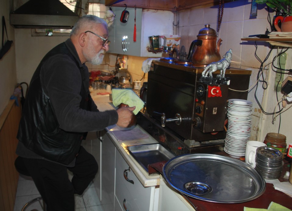 Kazada bacağını kaybetti, 50 yıllık mesleğini bırakmadı