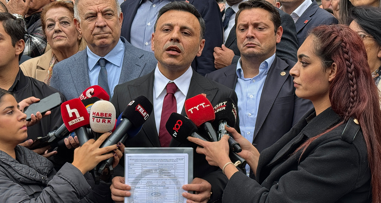 Yeniden CHP İstanbul İl Başkanı seçilen Özgür Çelik mazbatasını aldı