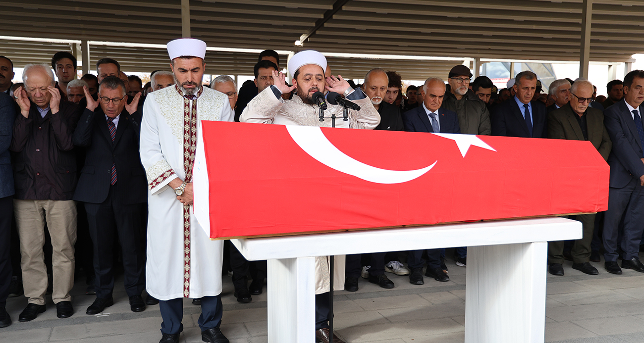 Şair ve yazar Yavuz Bülent Bakiler, vasiyeti üzerine Sivas’ta anne ve babasının yanına defnedildi