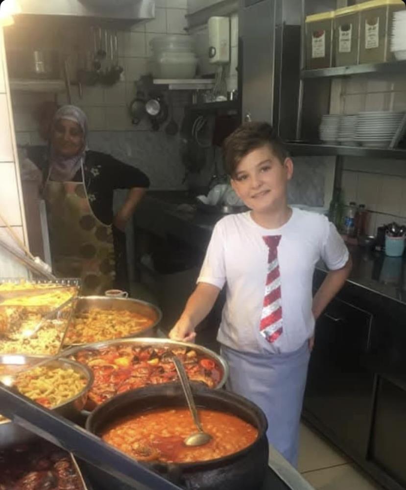 Eli kalem değil kepçe tuttu, 17 yaşında 30 çeşit yemek çıkartıyor