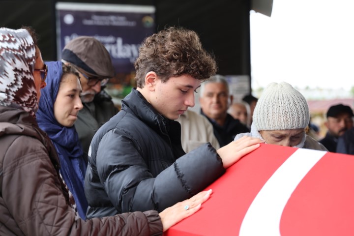Şair ve yazar Yavuz Bülent Bakiler, vasiyeti üzerine Sivas’ta anne ve babasının yanına defnedildi