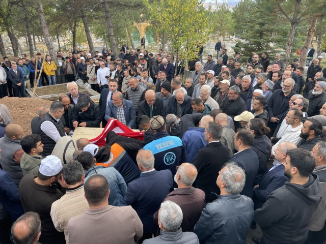 Şair ve yazar Yavuz Bülent Bakiler, vasiyeti üzerine Sivas’ta anne ve babasının yanına defnedildi