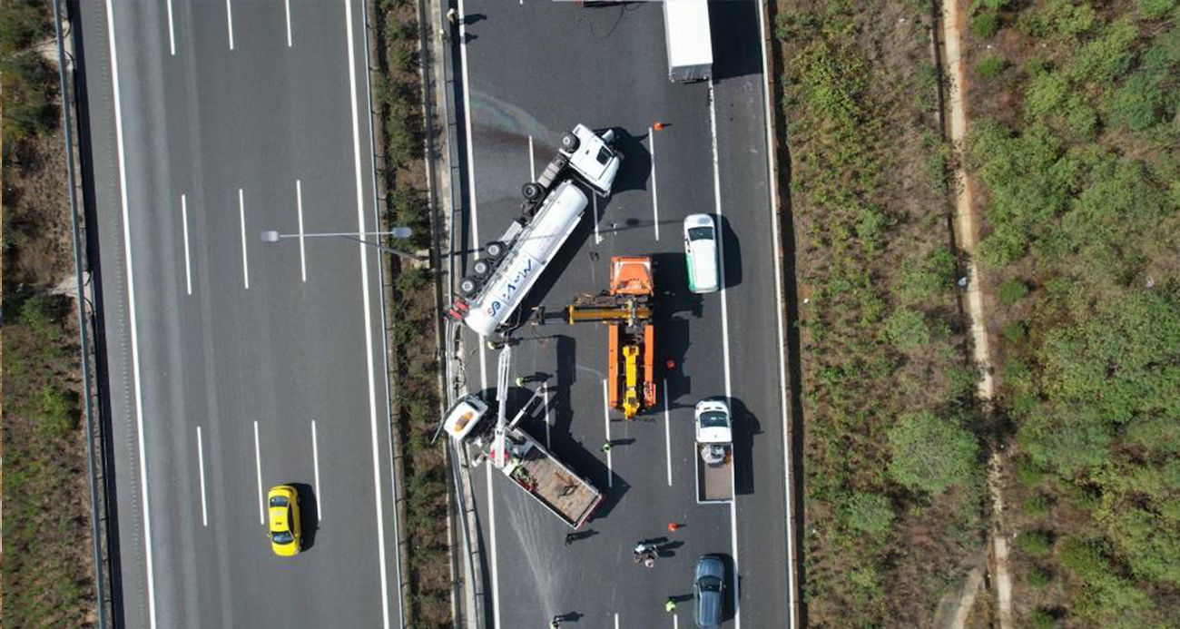 Kuzey Marmara Otoyolu’nda tır devrildi, trafik kilitlendi