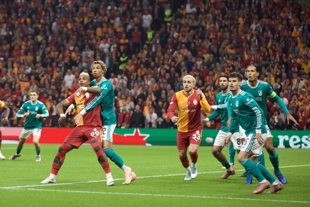 Osimhen geri döndü! Galatasaray'dan tek golle tarihi zafer