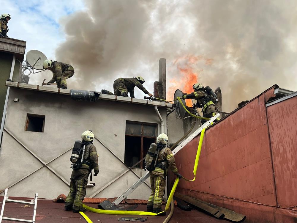 Beşiktaş’ta alevlere teslim olan 4 katlı ahşap bina çöktü: Yangın yan binaya sıçradı