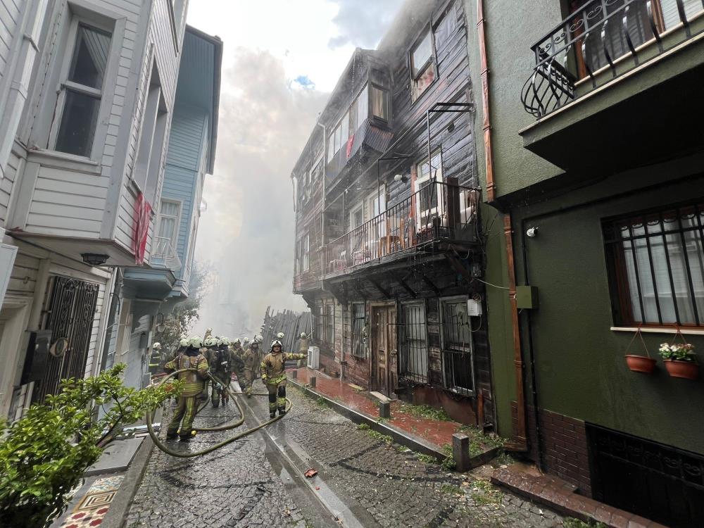 Beşiktaş’ta alevlere teslim olan 4 katlı ahşap bina çöktü: Yangın yan binaya sıçradı