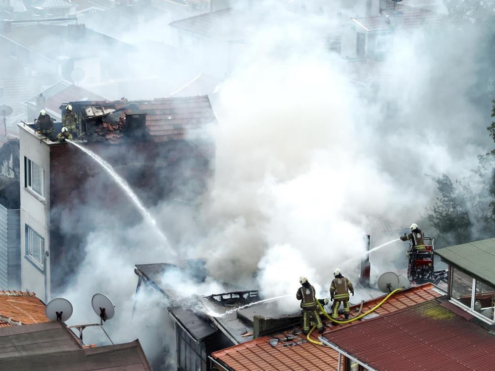 Beşiktaş’ta alevlere teslim olan 4 katlı ahşap bina çöktü: Yangın yan binaya sıçradı