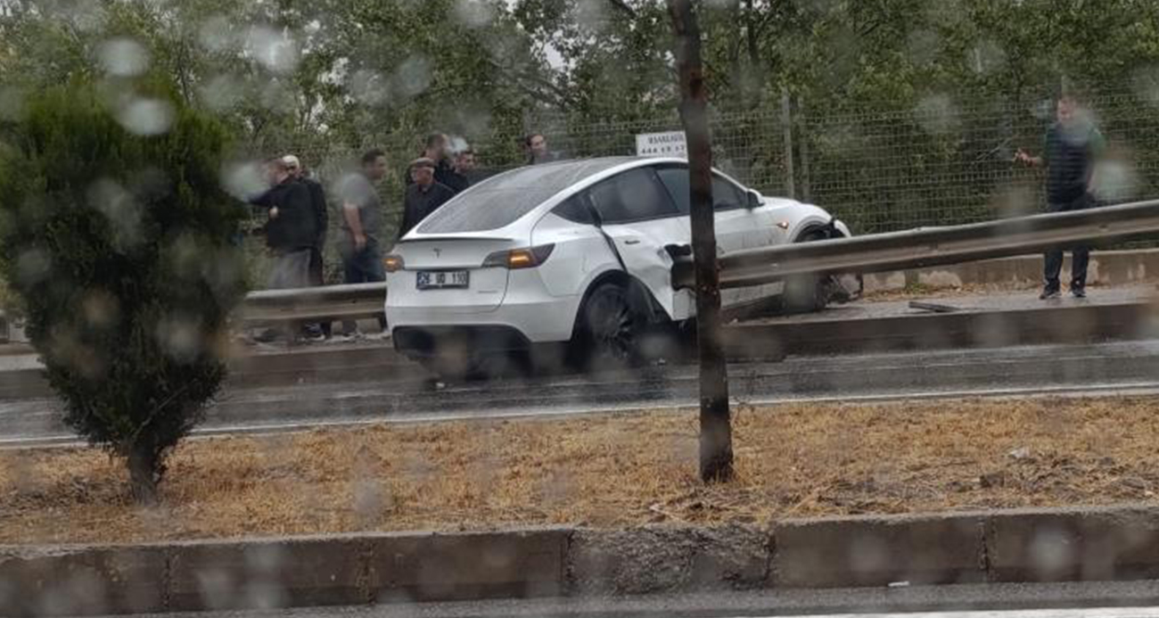 Kontrolden çıkan Tesla bariyere saplandı