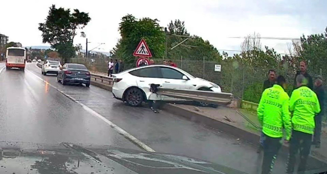 Kontrolden çıkan Tesla bariyere saplandı