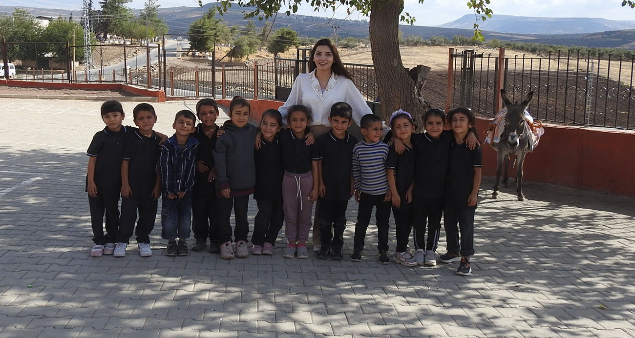 Öğretmen, çocuklara eşekle okuma yazmayı sevdirdi