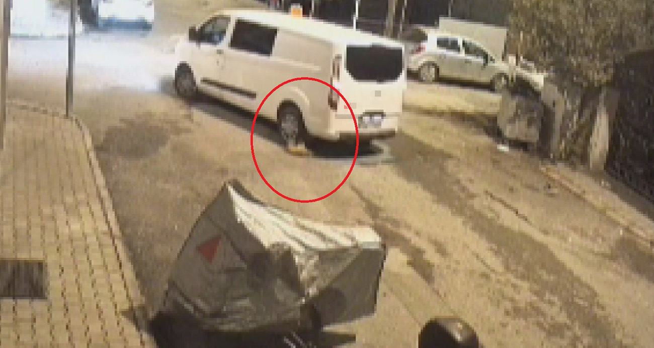 Minibüs sürücüsünün ezdiği kediye aldırış etmeden yoluna devam ettiği anlar kamerada