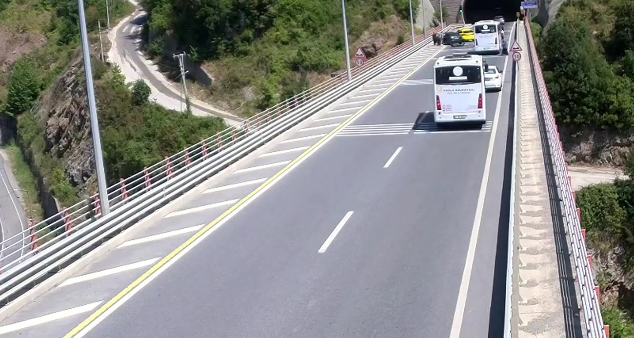 Tünel çıkışında geri manevra yapan halk otobüsü kazaya yol açtı: O anlar kamerada