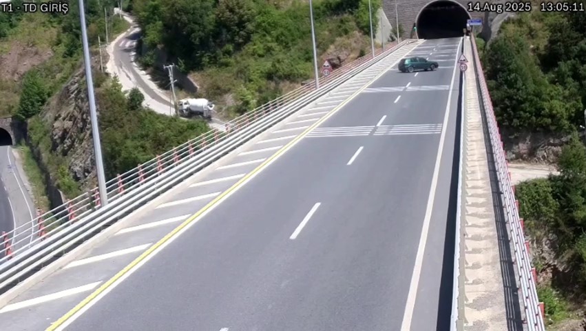 Tünel çıkışında geri manevra yapan halk otobüsü kazaya yol açtı: O anlar kamerada