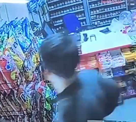 İstanbul’da bakkal ve berberde deprem anı kamerada: Vatandaşlar panikle dışarıya çıktı