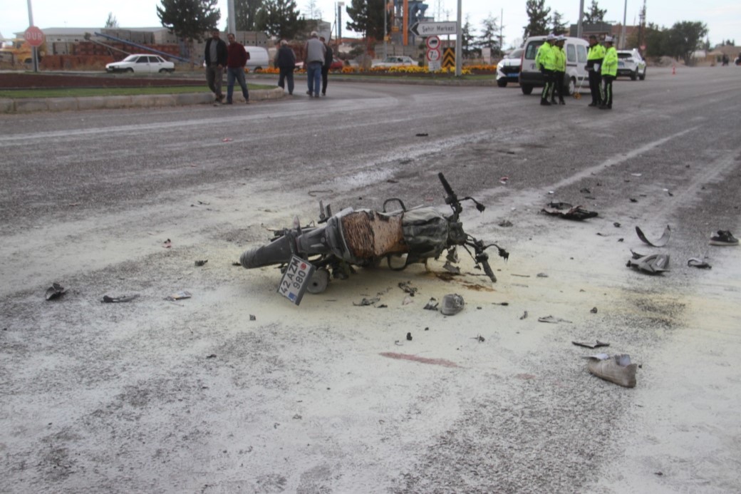 İşçi servisi ile çarpışan motosiklet alev aldı: 2 kişi yaralandı