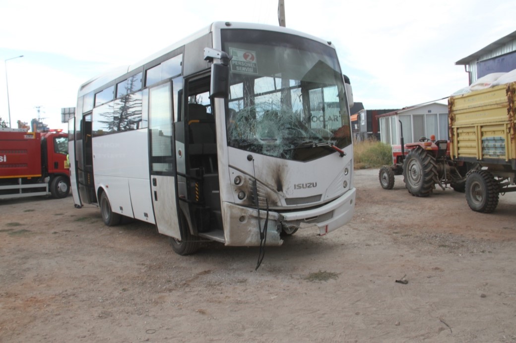 İşçi servisi ile çarpışan motosiklet alev aldı: 2 kişi yaralandı