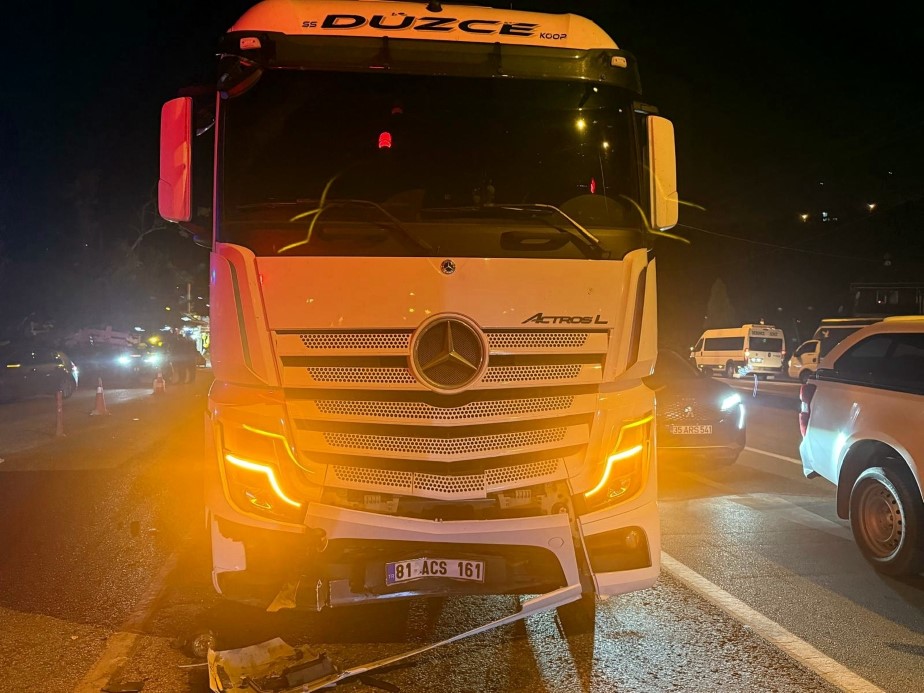 Şoför mahalli dışında hiçbir şey kalmadı: Yaralı sürücü yürüyerek ambulansa gitti