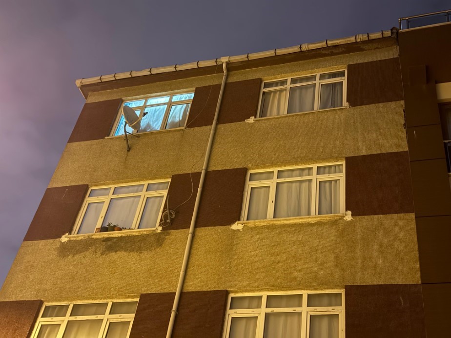 Fatih’te bir evin tavanı deprem sebebiyle çöktü