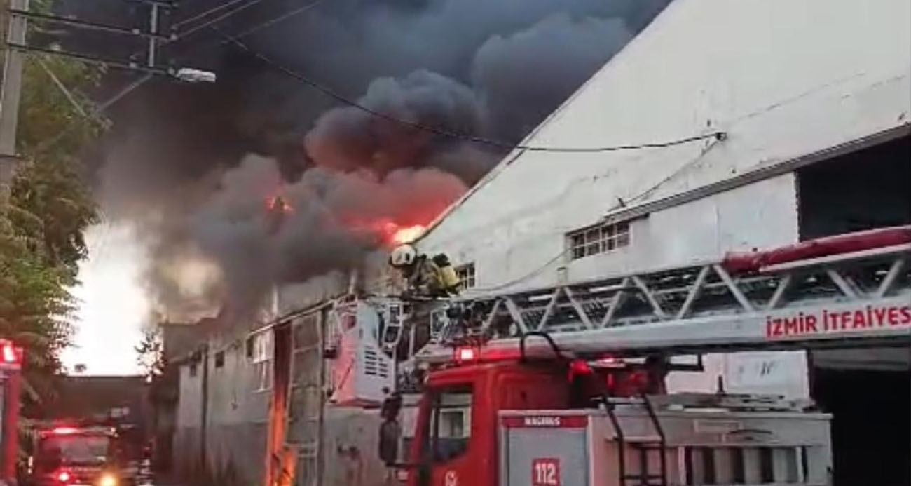 İzmir Bornova’da depo yangını