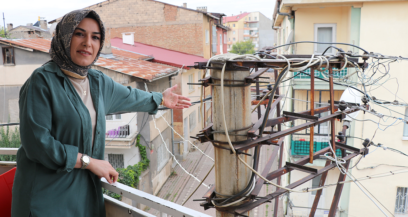 Yağmurlu havada evi şimşek değil, elektrik direğinden çıkan kıvılcımlar aydınlatıyor