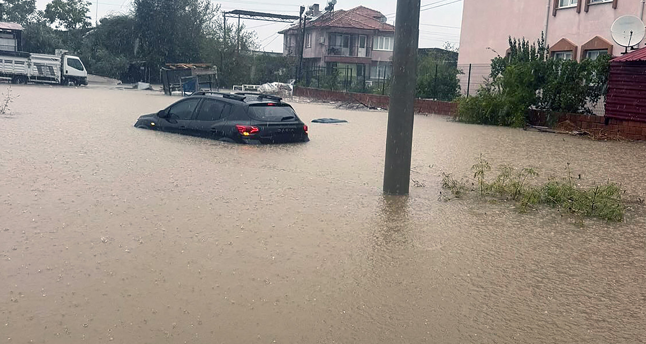 Muğla'da şiddetli yağış sonrası araçlar su altında kaldı