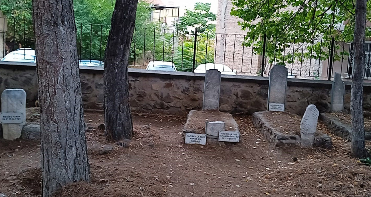 Cami abdesthanesine, tuvaletlerine ve evliya kabirlerinin taşlarına zarar verildi