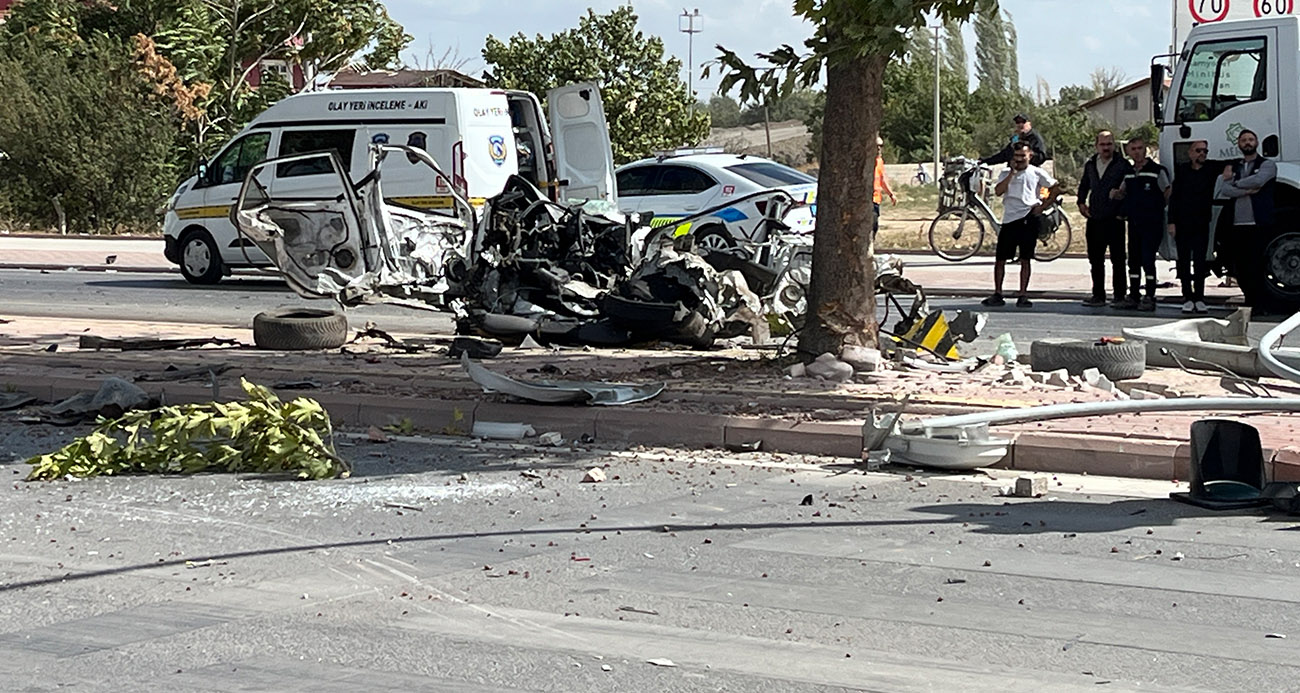 Otomobilin çarptığı araç ikiye bölündü: 1 ölü, 1 yaralı