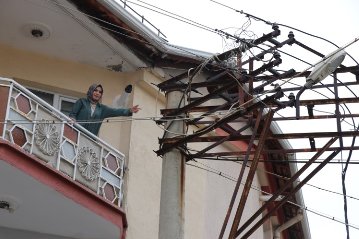 Yağmurlu havada evi şimşek değil, elektrik direğinden çıkan kıvılcımlar aydınlatıyor