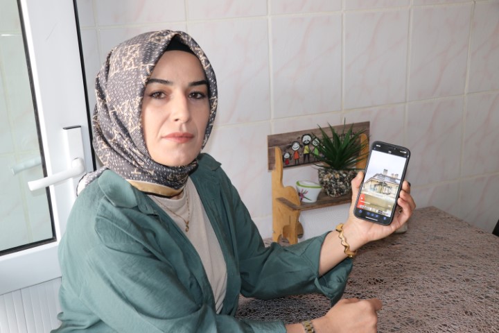 Yağmurlu havada evi şimşek değil, elektrik direğinden çıkan kıvılcımlar aydınlatıyor