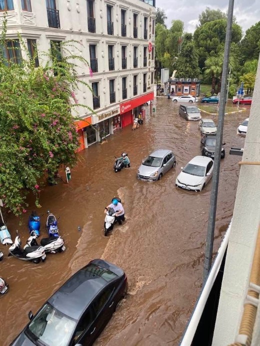 Fethiye sağanak yağışa teslim oldu: Su seviyesi yükseldi